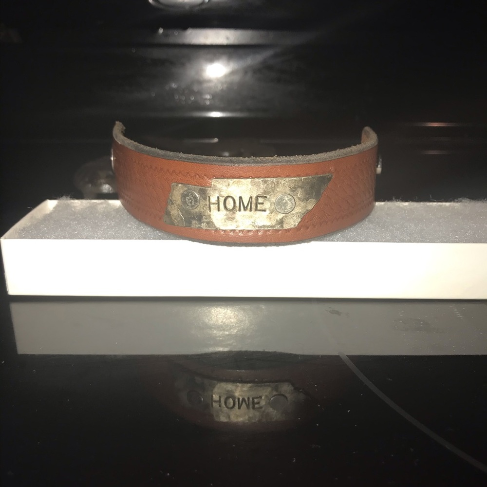 Unisex Leather Bracelet wit TN Pendant